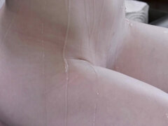 Sucer une bite, Brunette brune, Éjaculation interne, Hard, Massage, Tatouage, Nénés, Mouillée