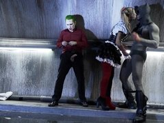 お尻, チン, バック, 手コキする, 淫乱熟女, タトゥー, 三人, 濡れ