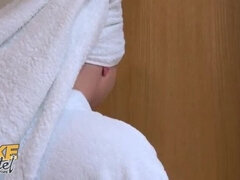 Grote kont, Gezichtzitten, Rijpe lesbienne, Orgasme, Kut duiken, Tiener, Trio, Nat