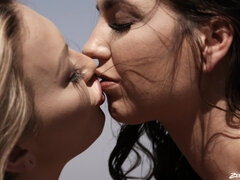 デカパイ, ブロンド, 茶髪の, 巨乳な, レズビアン, 自然山雀, アウトドア, タトゥー