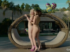 Stellung 69, Blondine, Lecken, Natürlichen titten, Im freien, Zierlich, Muschi, Hintern versohlen