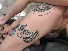 Anal, Sucer une bite, Embrassement, Lesbienne, Mère que j'aimerais baiser, Transsexuelle, Strapon, Tatouage