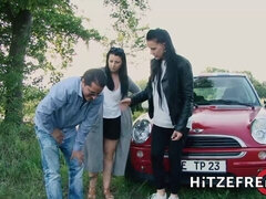 Grosser arsch, Blasen, Braunhaarige, Hundestellung, Handjob, Milf, Rasiert, Tätowierung