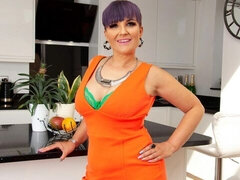 デカパイ, ディルド, 指いじり, キッチン, オナニー, 淫乱熟女, 一人, オッパイの