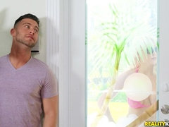 Culo, Bikini, Rubia, Pareja, Penetracion con dedos, Madres para coger, Perforación, Piscina