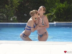 Tetas grandes, Morena, Lesbiana, Lamidas, Al aire libre, Tatuaje, Tetas, Mojado