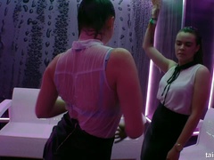 Arsch, Braunhaarige, Tanzen, Frau, Natürlichen titten, Satin, Titten, Nass