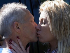 ブロンド, フェラチオ, 車, キス, なめる, 天然, 剃毛, オッパイの