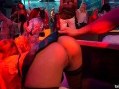 Braunhaarige, Süss, Kehlenfick, Puppe, Gruppe, Party, Swingers, Tätowierung