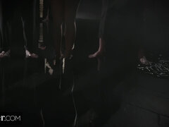 Sucer une bite, Bondage, Brunette brune, En levrette, Hard, Chatte, Rugueux, Voyeur