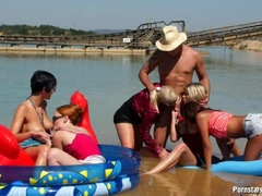 Bekleidet, Gruppe, Lesbisch, Orgie, Im freien, Öffentlich, Satin, Swingers