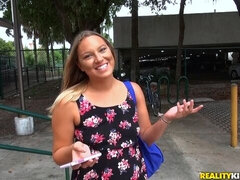 Enthousiasteling, Pijpbeurt, Auto, Vingeren, Naakt, Gezichtspunt, Geschoren, Tatoeage