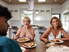 Zwart, Blond, Cousine, Hondjeshouding, Jurk, Voetbeurt, Keuken, Trio