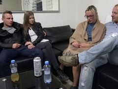 デカ尻, ブロンド, バック, 手コキする, 淫乱熟女, アウトドア, 剃毛, 妻スワップ