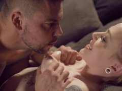 Gorge profonde, Doigter, Lunettes, Hard, Mamelons, Orgasme, Piercing, Jarretelles