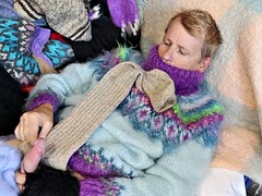 Fetish Mohair Angora sweater soft pulls and pulls on a sweater bed, leading to a huge orgasm