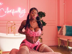 Gros cul, Gros seins, Noire, Plantureuse, Énorme, Chatte, Tatouage, Nénés