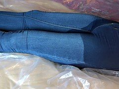 Pissen und Orgasmus in engen jeans