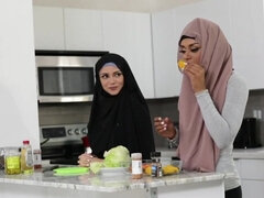 18 años, Culo grande, Corrida, Corridas, Estilo perrito, Ébano, Corridas faciales, Hermanas