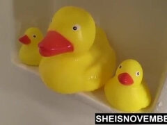 Leie, Grosser arsch, Natürlichen titten, Höschen, Muschi, Rasiert, Dusche, Titten