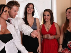 Gros cul, Grosse bite, Gros seins, Sucer une bite, Brunette brune, En levrette, Mère que j'aimerais baiser, Nénés