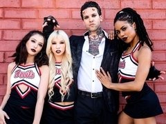 Grosse bite, Sucer une bite, En levrette, Fétiche, Branlette thaïlandaise, Orgie, Chatte, Adolescente