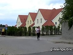 Braunhaarige, Frau, Im freien, Pissen, Rotschopf, Solo, Sohn, Eng