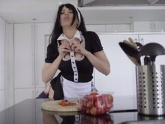 Grosser arsch, Grosse titten, Braunhaarige, Schwanz, Latina, Hausmädchen, Milf, Uniform