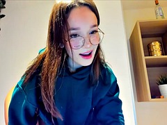 Ellie masturbates live