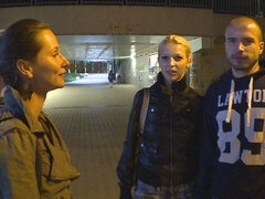 Arsch, Blondine, Braunhaarige, Flotter vierer, Im freien, Öffentlich, Entkleiden, Tätowierung