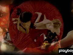 18 jaar, Aziatisch, Rondborstig, Lesbisch, Natuurlijk, Natuurlijke tieten, Softcore pornografie, Tiener