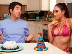 Bikini, Sucer une bite, Éjaculer dans la bouche, Tir de sperme, Cuisine, Séduite, Branlette espagnole, Nénés