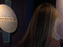 Enthousiasteling, Bruinharig, Auto, Vriendin, Orgasme, Openbaar, Geschoren, Tieten likken