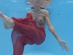 Amateur, Cul, Brunette brune, Hd, Petite femme, Piscine, Public, Solo