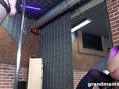 Big Momma makes stripper squirt