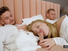 Blond, Fetisj, Hardcore, Hd, Anaal likken, Russisch, Trio, Tieten likken