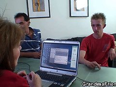 Blasen, Doppelpenetration, Oma, Handjob, Reif, Büro, Muschi, Schreiend