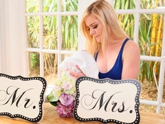 Blonde, En levrette, Branlette thaïlandaise, Rasée, Maigrichonne, Dénudage, Adolescente, Nénés