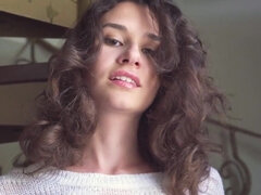 Brunette brune, En levrette, Talons, Petite femme, Mamelons bombés, Chatte, Maigrichonne, Solo