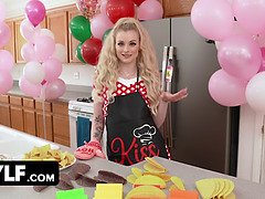 Blondine, Blasen, Cfnm, Spermaladung, Kehlenfick, Handjob, Hd, Schreiend