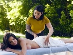 デカパイ, 指いじり, 彼女, レズビアン, なめる, アウトドア, オマンコ, タトゥー