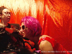 Anaal, Bondage discipline sadomasochisme, Bruinharig, Dominatie, Dominante vrouw, Frans, Vernedering, Voorbinddildo