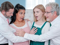 Chambre à dormir, Grosse bite, En levrette, Le plan cul à quatre, Interracial, Maigrichonne, Adolescente, Nénés