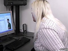 Schönheit, Grosser arsch, Blondine, Kehlenfick, Milf, Mutti, Büro, Stiefmutter