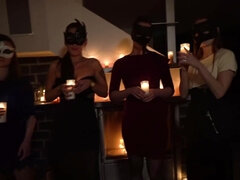 Gros seins, Brunette brune, Éjaculation interne, Tir de sperme, Groupe, Orgie, Chatte, Jouets