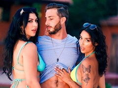 Gros cul, Grosse bite, Gros seins, Sucer une bite, Brunette brune, En levrette, 2 femmes 1 homme, Mère que j'aimerais baiser