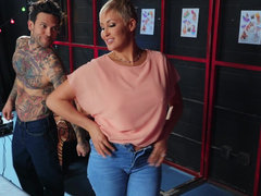Cool mom Ryan Keely pounces on a hung tattoo artist