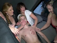 Leie, Grosser schwanz, Grosse titten, Blasen, Auto, Hundestellung, Reif, Orgie