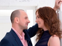 Enthousiasteling, Anaal, Grote lul, Jurk, Sperma in gezicht, Nylonstof, Secretaresse, Tiener