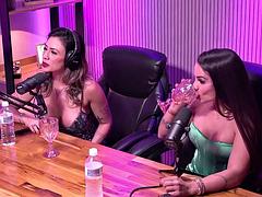 Bruinharig, Oudere vrouw, Hd, Lesbisch, Rijpe lesbienne, Moeder die ik wil neuken, Openbaar, Trio